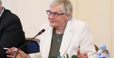 Akademikei Viktorijai Daujotytei įteikta 49-oji Žemaitės literatūrinė premija